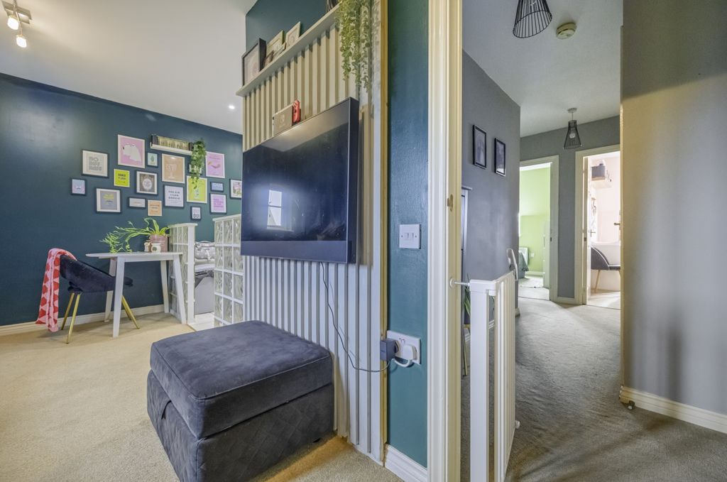 2 bed flat for saleCallington Road, Swindon SN25 photo 4