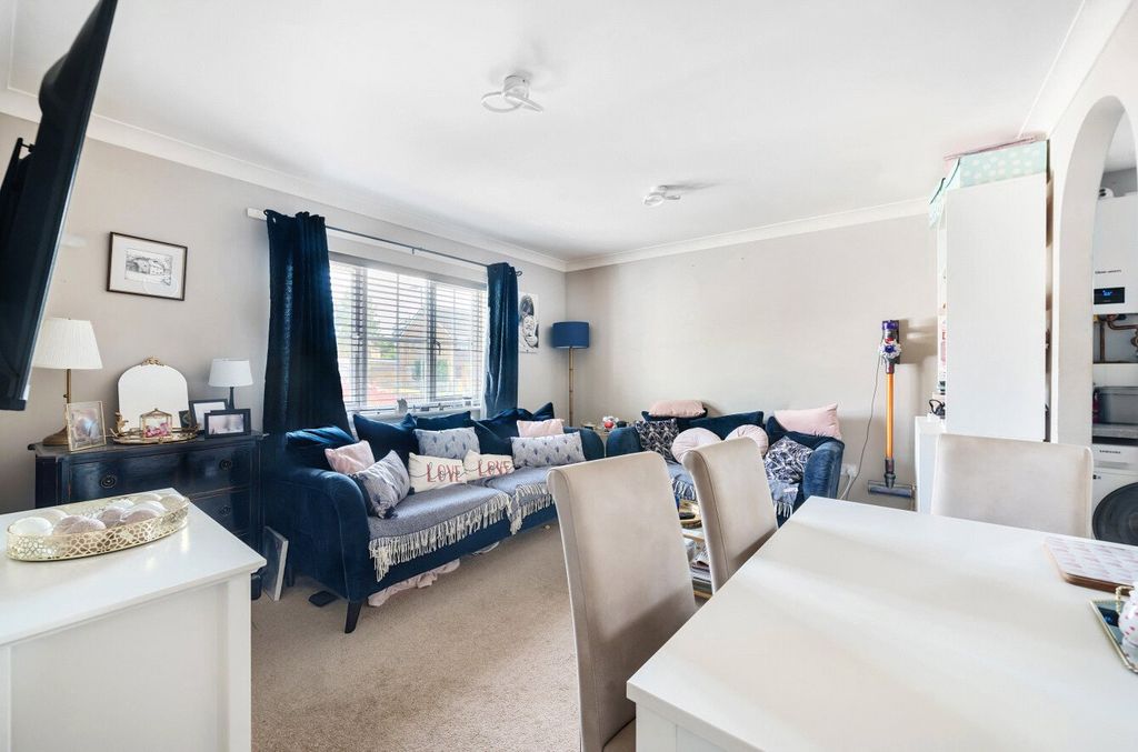 Additional image 10 of 2 bed flat for saleRoebuck Estate, Binfield, Bracknell, Berkshire RG42