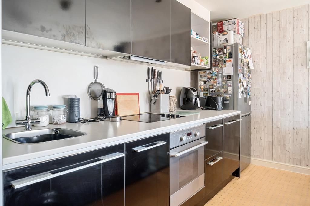 2 bed flat for saleSwindon, Wiltshire SN1 photo 2