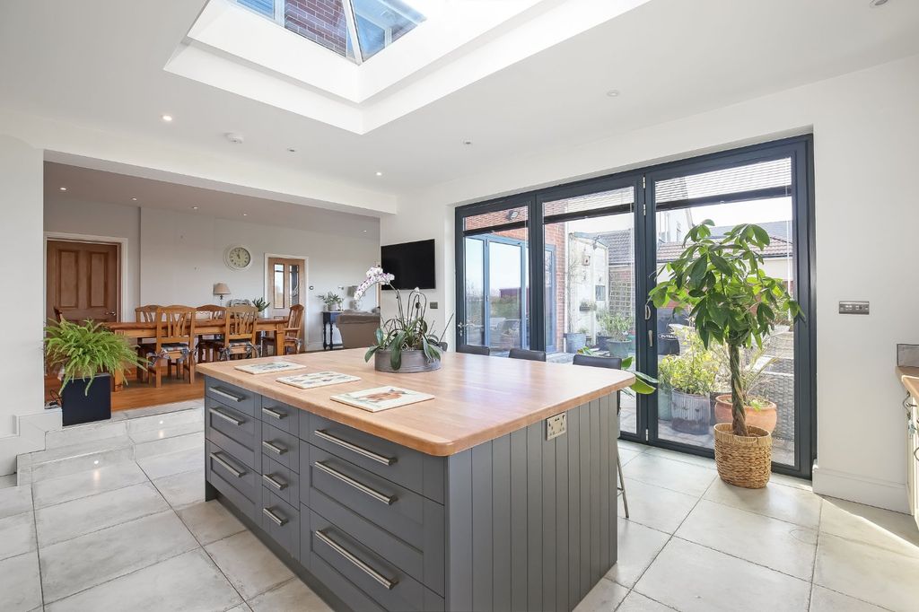 3 bed country house for saleWinterbourne Earls, Salisbury, Wiltshire SP4 photo 2