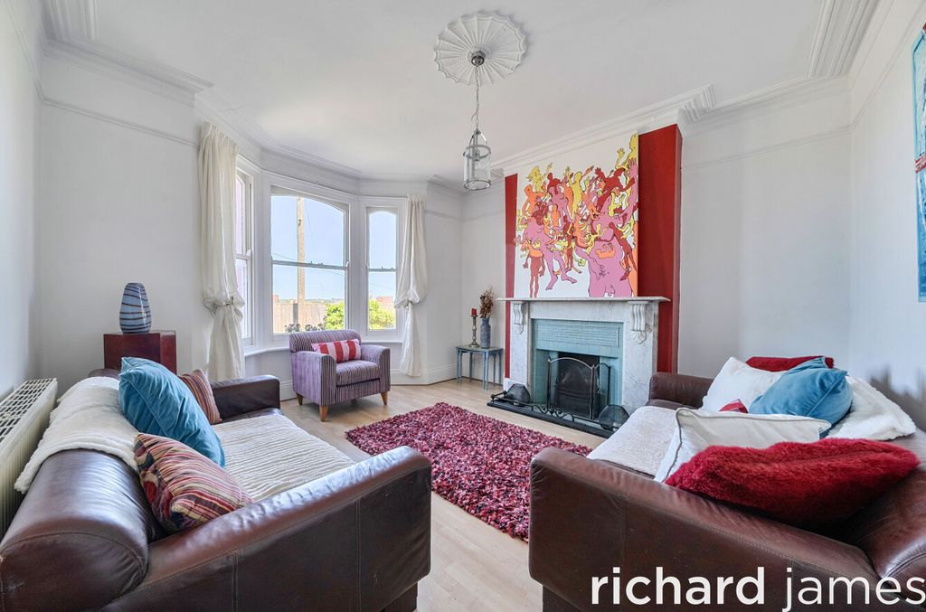 Additional image 2 of 3 bed detached house for saleFairview, Old Town, Swindon SN1