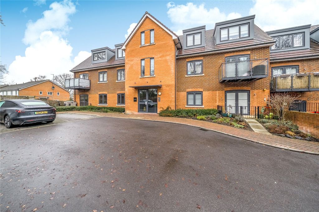2 bed flat for saleWildridings Road, Bracknell, Berkshire RG12 photo 2