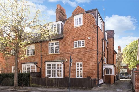 Queen Annes Grove, London W4