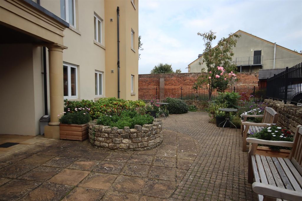 Additional image 10 of 1 bed flat for saleCastle Lodge, Gladstone Road, Chippenham SN15