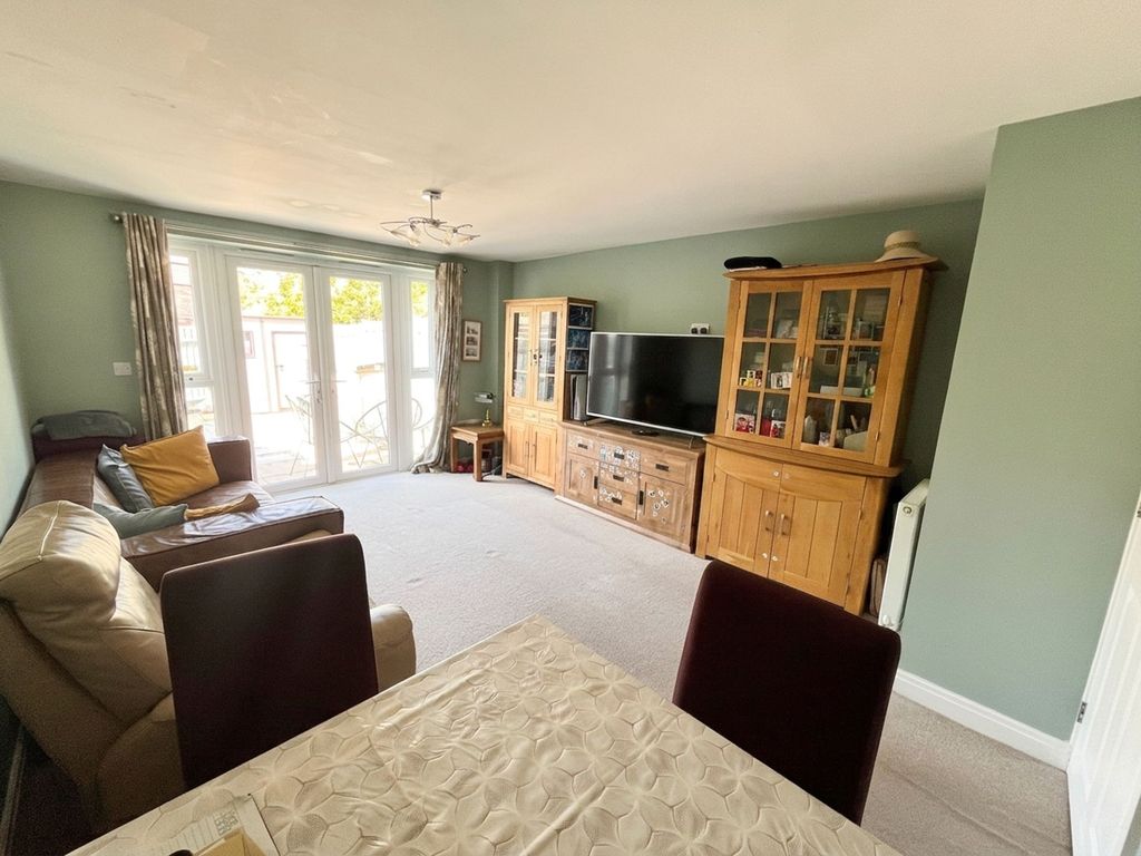 3 bed terraced house for saleSt. James Gardens, Trowbridge BA14 photo 5
