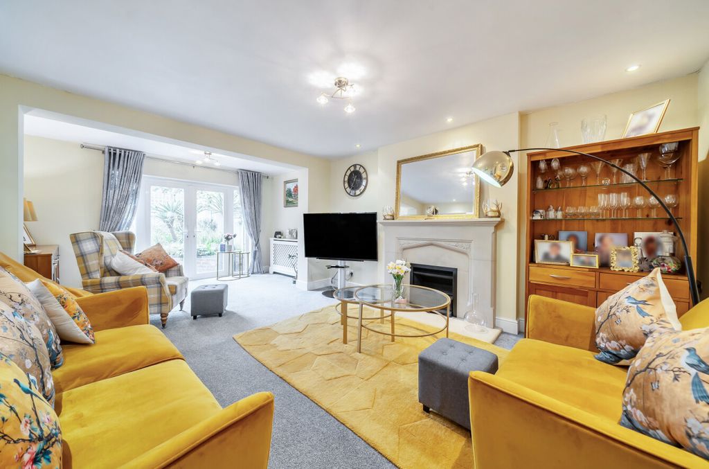 4 bed detached house for saleStaplehurst, Bracknell, Berkshire RG12 photo 3
