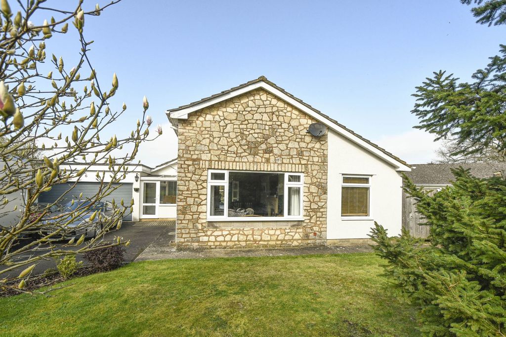 4 bed detached bungalow for saleMoors Close - Kington Langley, Chippenham SN15