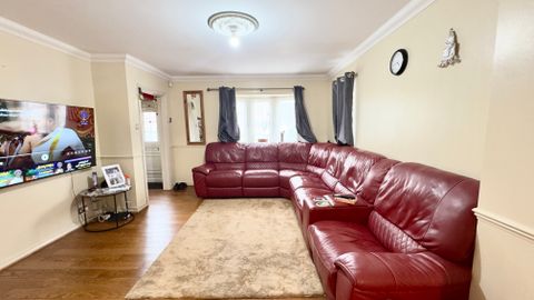Heathfield Park Drive, Romford RM6