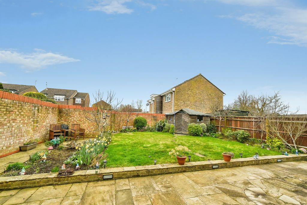 5 bed detached house for saleSevenfields, Highworth, Swindon SN6 photo 3