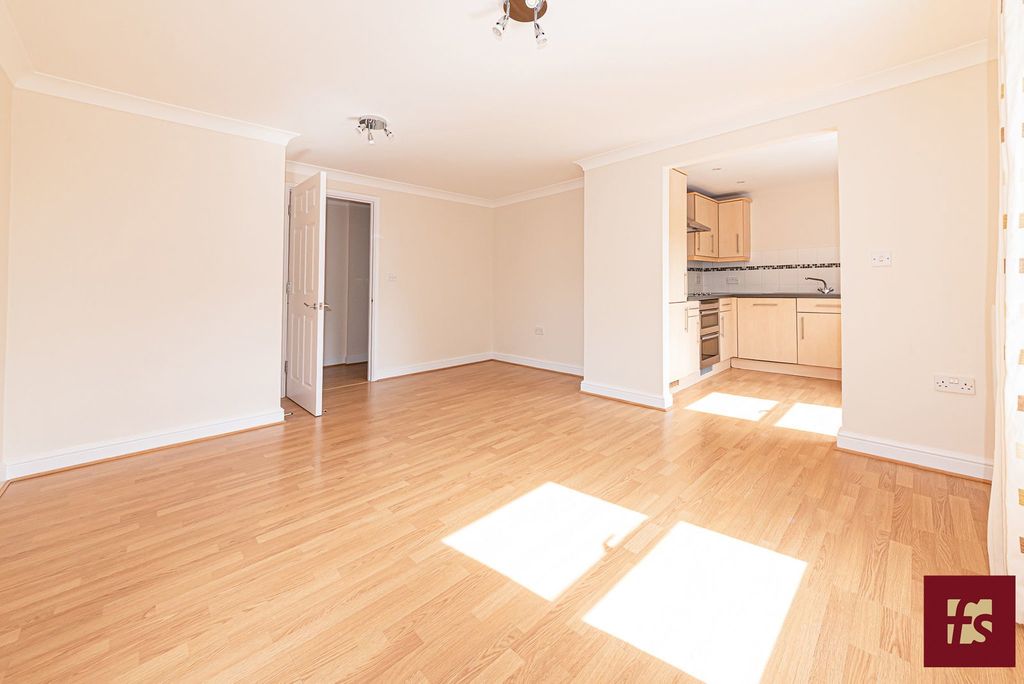 Additional image 5 of 2 bed flat for saleHeath Hill Road South, Crowthorne, Berkshire RG45