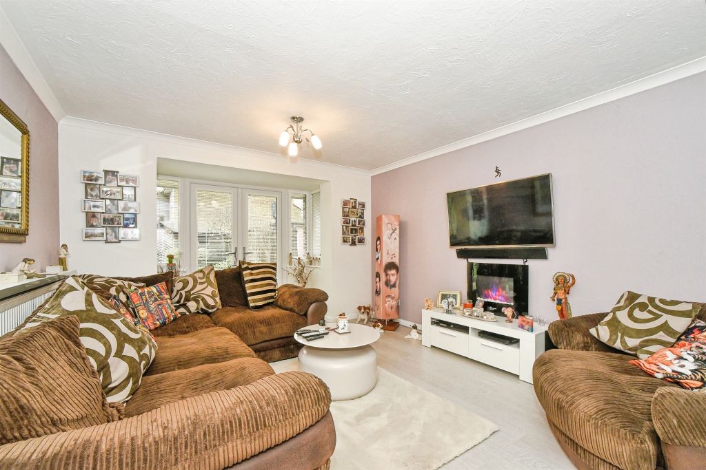 5 bed detached house for saleSevenfields, Highworth, Swindon SN6 photo 4
