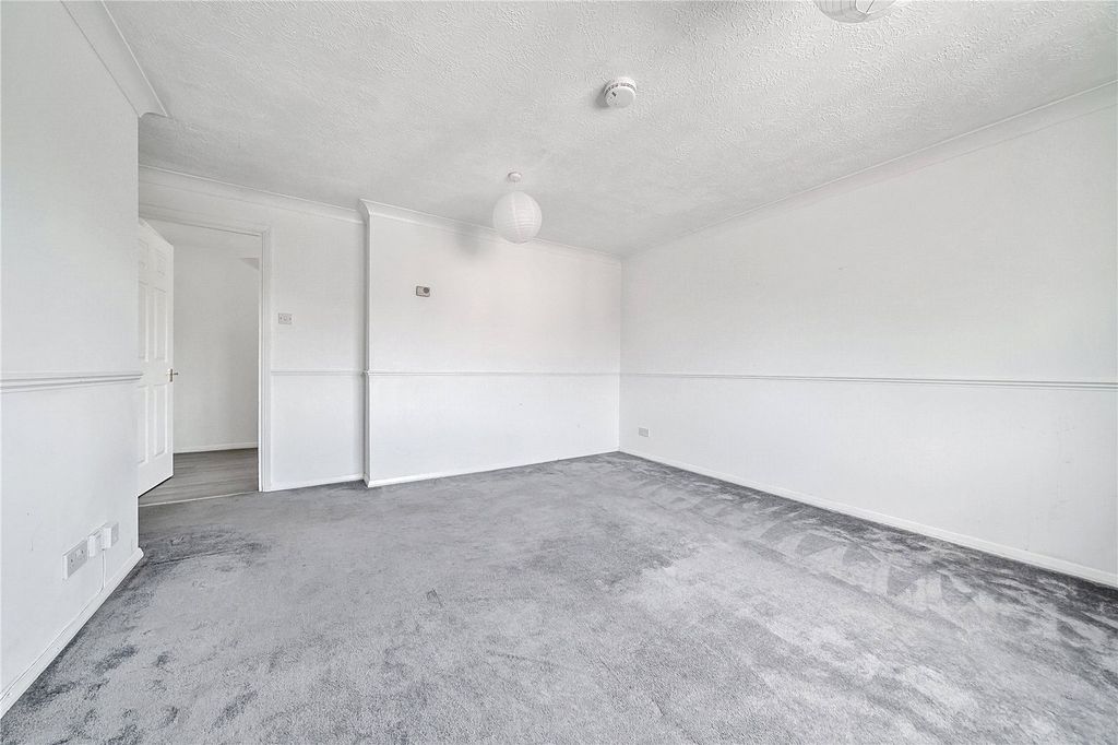 2 bed flat for saleHebbecastle Down, Warfield, Bracknell RG42 photo 4