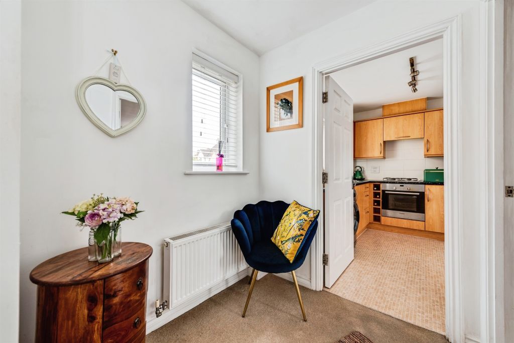 2 bed flat for salePiernik Close, Swindon SN25 photo 4