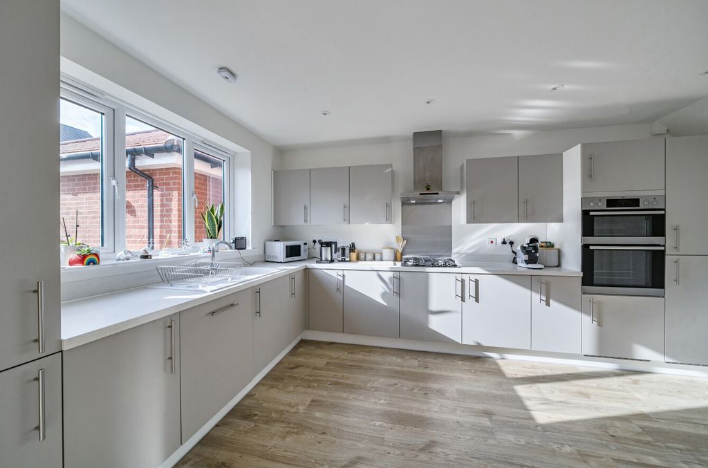 Additional image 16 of 4 bed semi-detached house for saleHeythorp Park, Binfield, Bracknell, Berkshire RG42