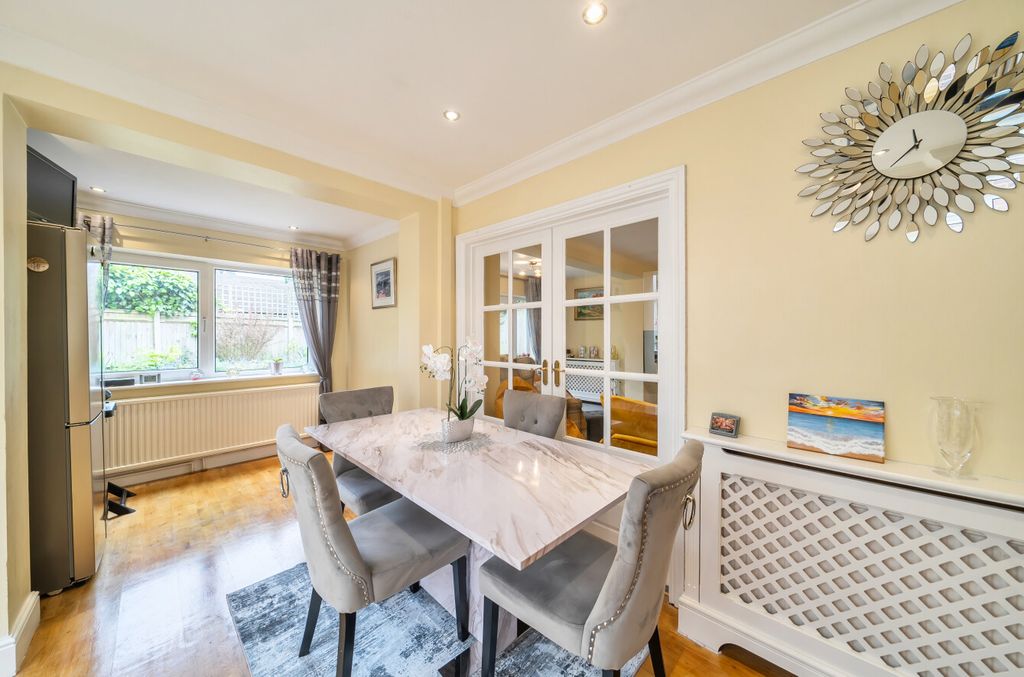 4 bed detached house for saleStaplehurst, Bracknell, Berkshire RG12 photo 2