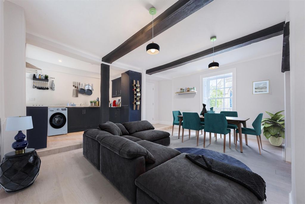 4 bed terraced house for saleWhite Hart Mews, The Green, Calne SN11
