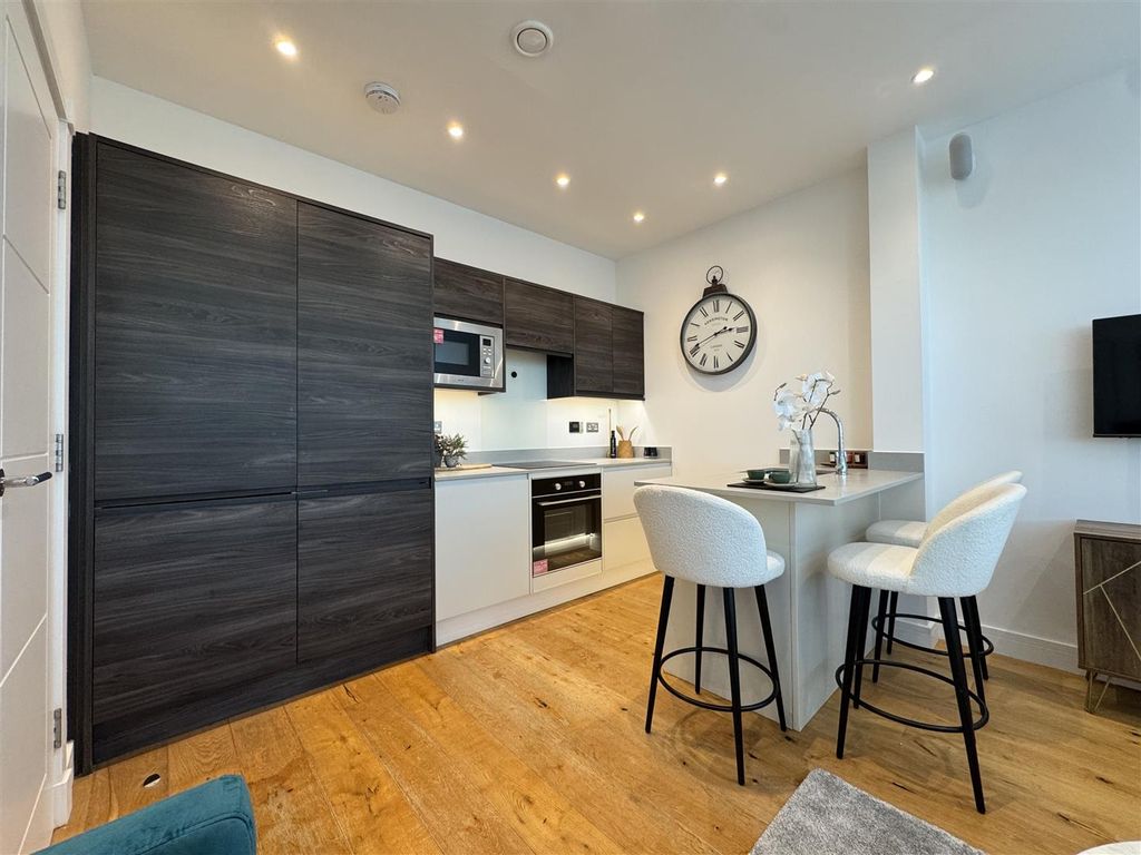 1 bed flat for saleThe Ring, Bracknell RG12 photo 3