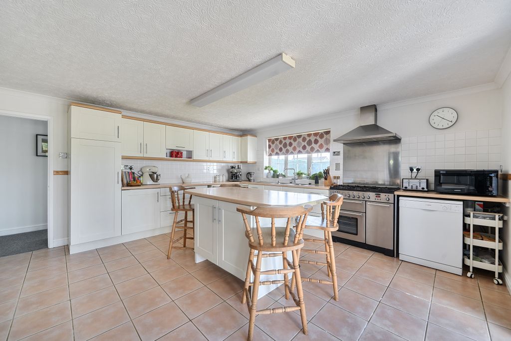 4 bed detached house for saleHook SN4 photo 2