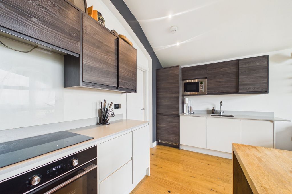 2 bed flat for saleThe Ring, Bracknell, Berkshire RG12 photo 4