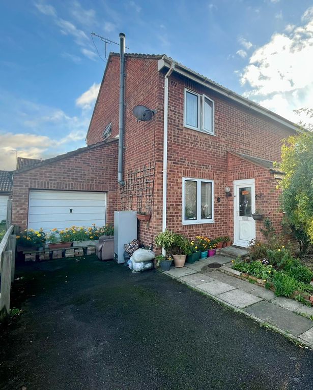 3 bed semi-detached house for saleFleetwood Court, Swindon SN5