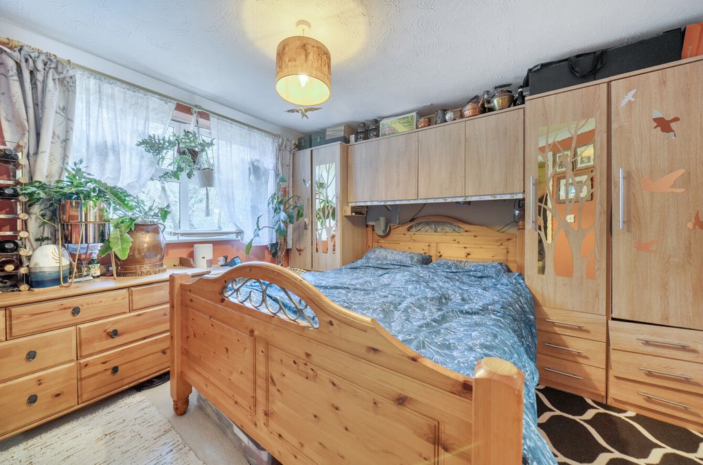 2 bed flat for saleBabbage Way, Bracknell, Berkshire RG12 photo 5