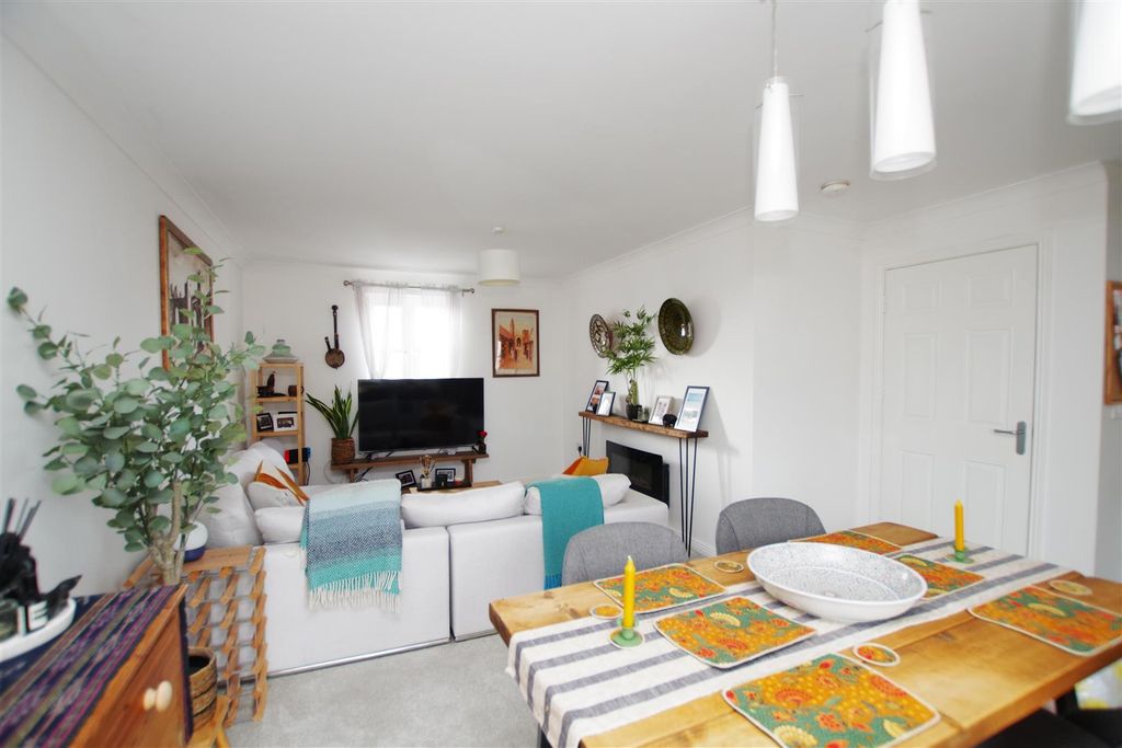 2 bed flat for saleCassini Drive, Oakhurst, Swindon SN25 photo 5