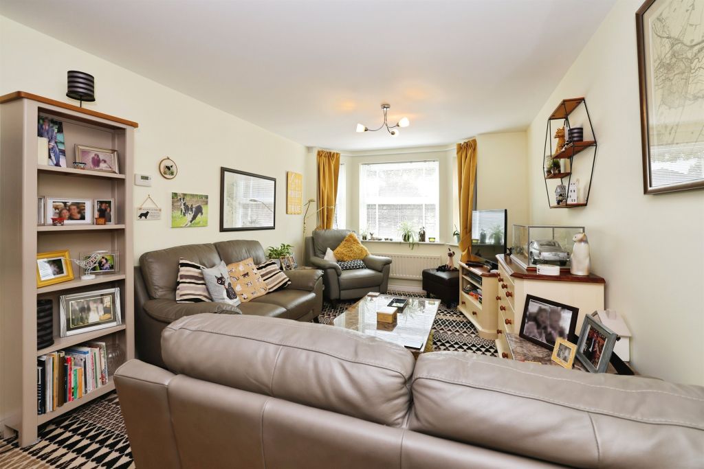 2 bed flat for saleSpire View, Salisbury SP2 photo 3