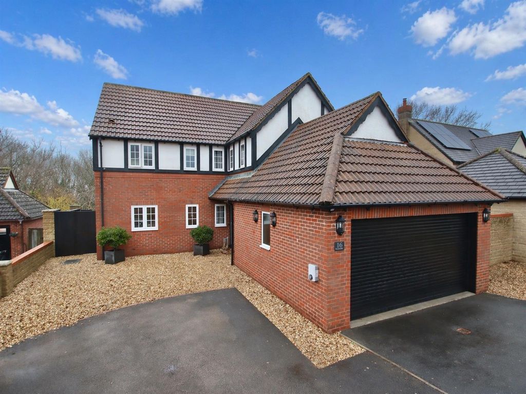 5 bed detached house for saleBarry Place, Derry Hill, Calne SN11
