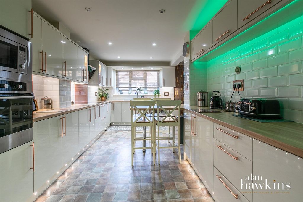 Additional image 4 of 4 bed detached house for saleHigh Mead, Woodshaw, Royal Wootton Bassett SN4