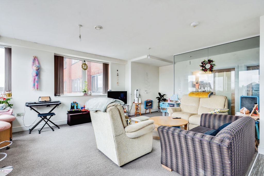 Additional image 5 of 2 bed flat for saleFarnsby Street, Swindon, Wiltshire SN1