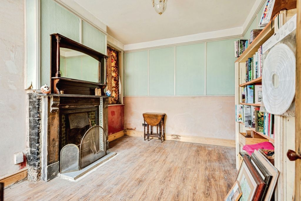 Additional image 5 of 4 bed semi-detached house for saleKingshill Road, Swindon, Wiltshire SN1