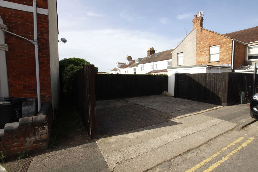 Additional image 7 of 6 bed end terrace house for saleHythe Road, Old Town, Swindon SN1