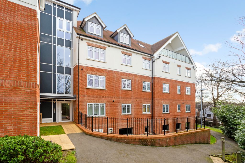 2 bed penthouse for saleBhamra Gardens, Maidenhead SL6