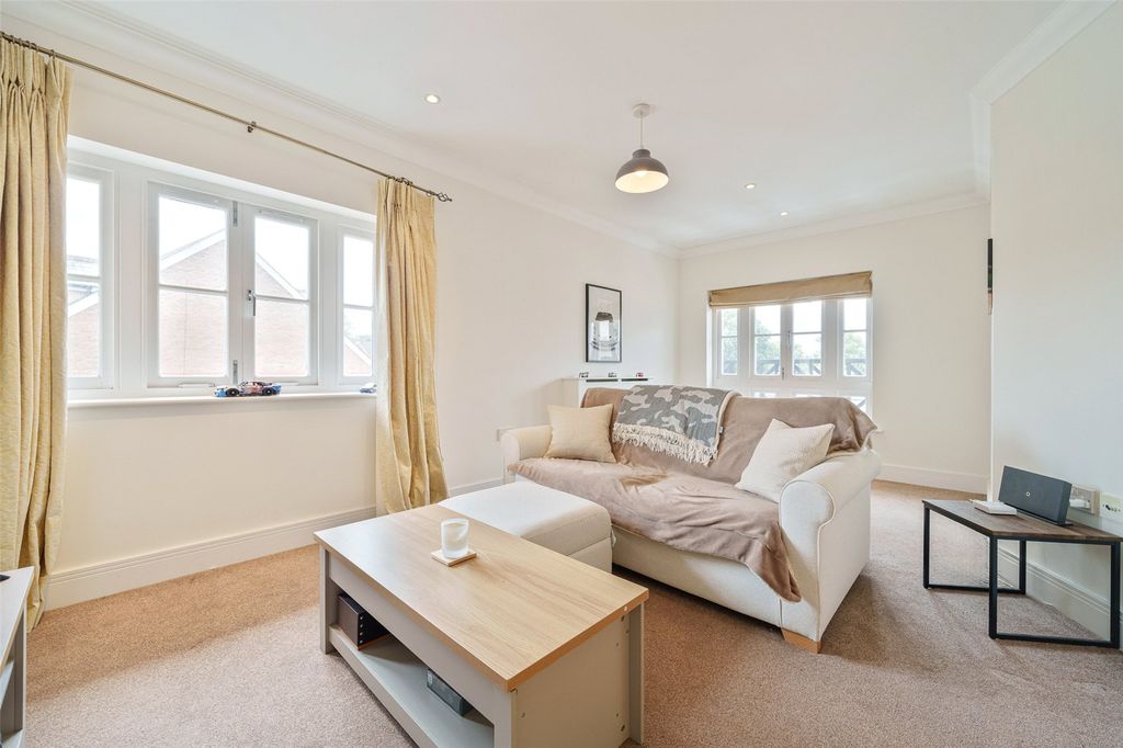 Additional image 2 of 2 bed flat for saleCambridge Road, Crowthorne, Berkshire RG45