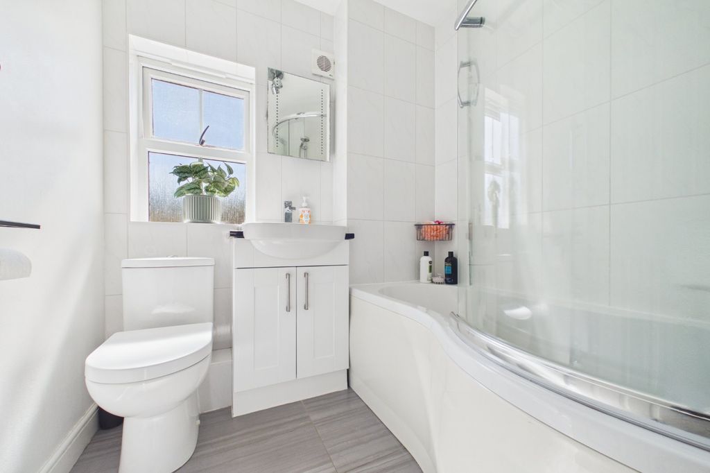 Additional image 11 of 4 bed terraced house for saleSwanley Mews, Broad Lane, Bracknell, Berkshire RG12