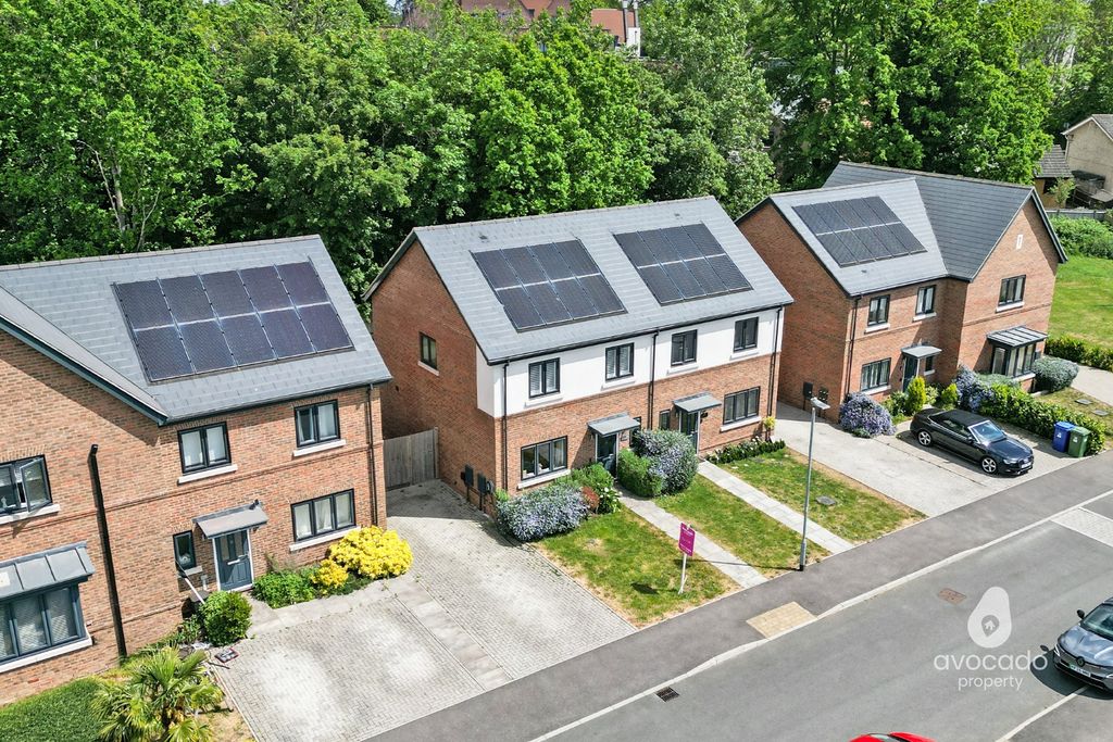 3 bed semi-detached house for saleHurley Drive, Bracknell RG12