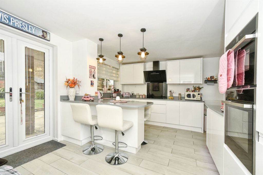 5 bed detached house for saleSevenfields, Highworth, Swindon SN6 photo 5