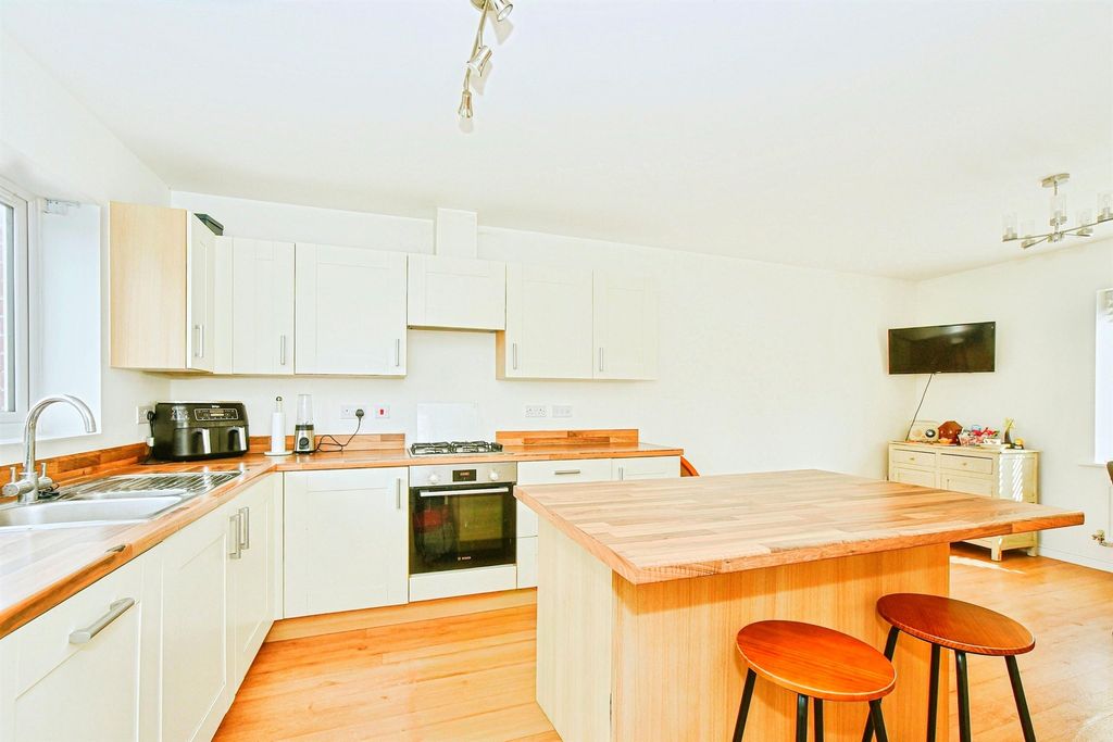 Additional image 2 of 4 bed detached house for saleDevonald Way, Old Sarum, Salisbury SP4
