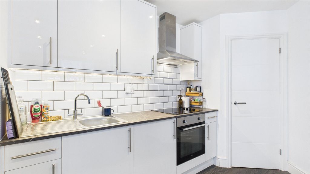 1 bed flat for saleCamberley GU15 photo 4