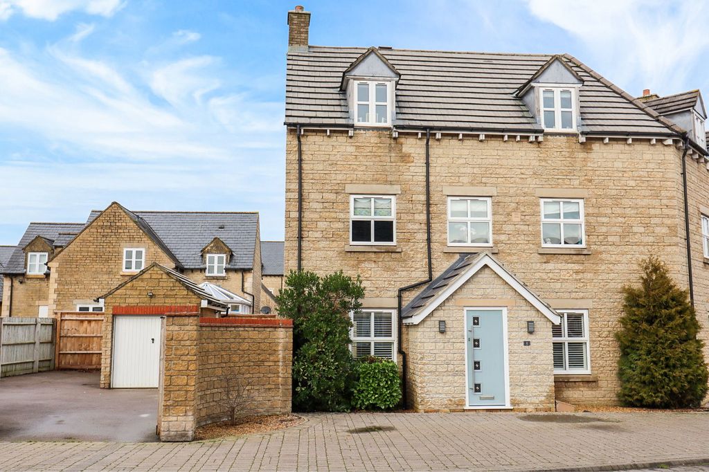 4 bed end terrace house for saleZander Road, Calne SN11
