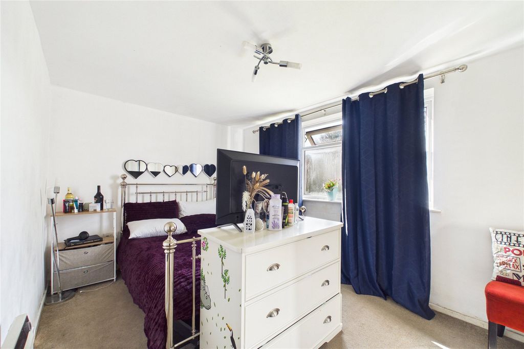 Additional image 6 of 2 bed flat for saleLydbury, Bracknell, Berkshire RG12