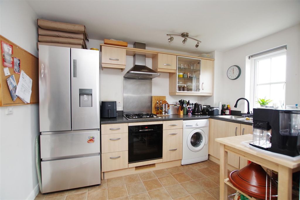 2 bed flat for saleCassini Drive, Oakhurst, Swindon SN25 photo 4