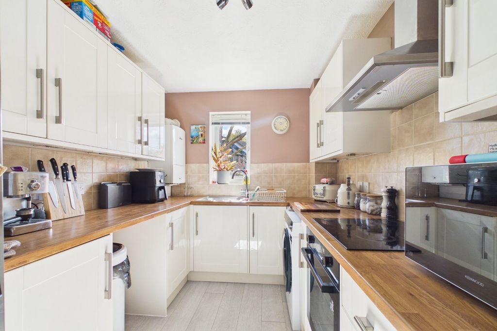 2 bed flat for saleHebbecastle Down, Warfield, Berkshire RG42 photo 3