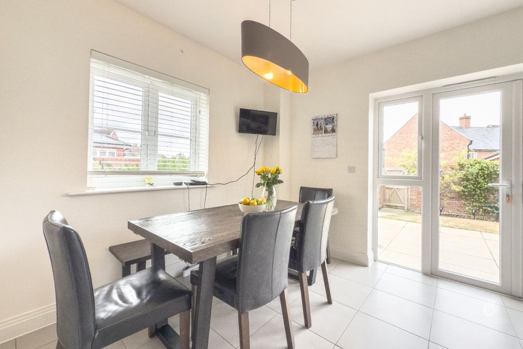 4 bed semi-detached house for saleTeasel Down, Warfield, Berkshire RG42 photo 5