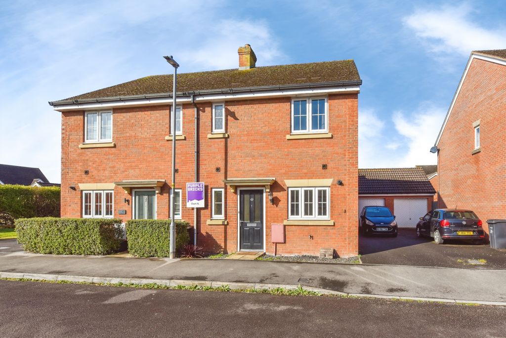 3 bed semi-detached house for saleSkylark Road, Melksham SN12