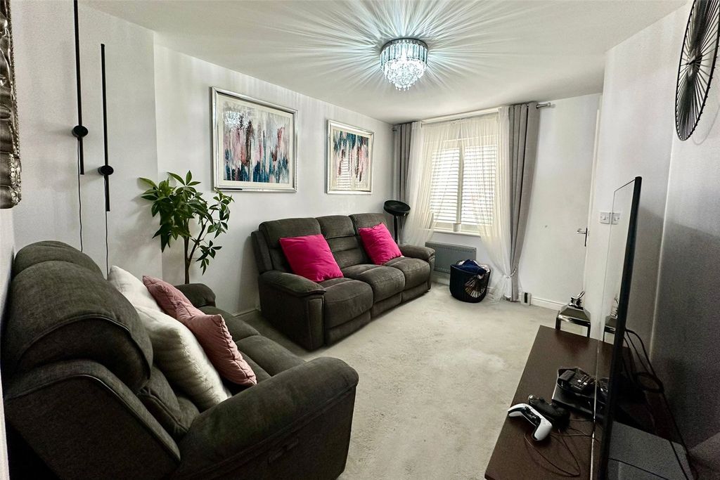 Additional image 2 of 3 bed semi-detached house for saleCuckoo Lane, Bracknell, Berkshire RG12