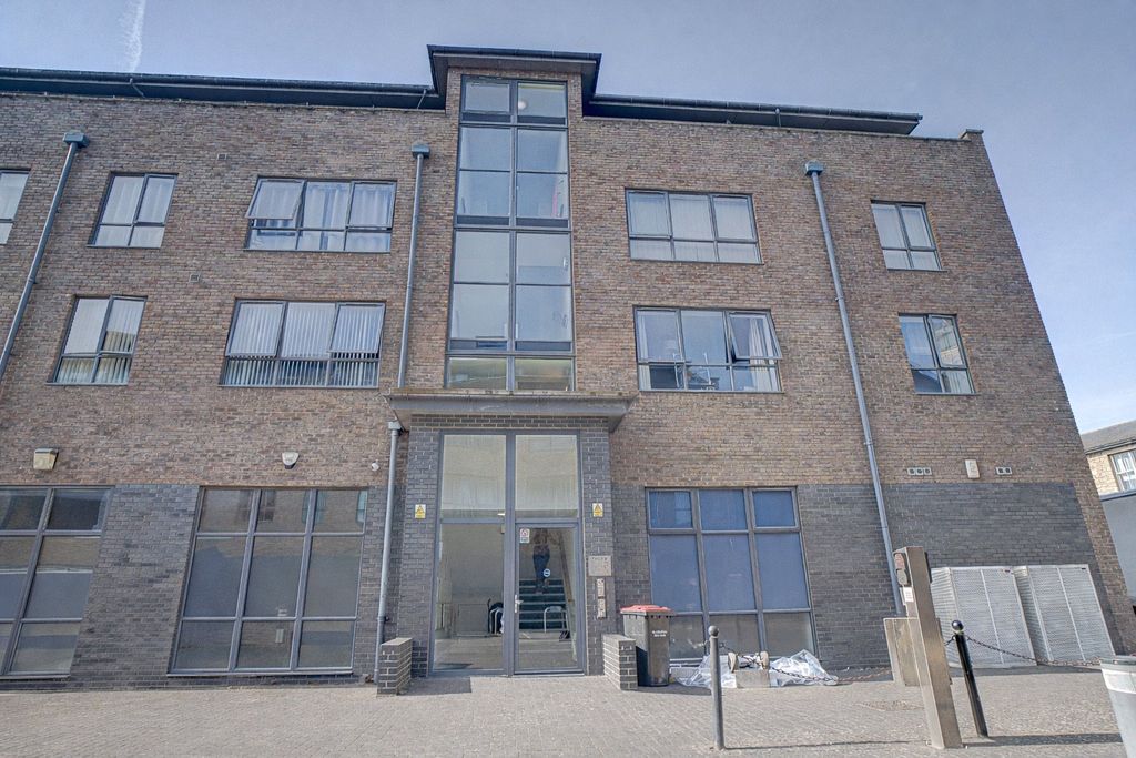 2 bed flat for salePriam House, Firefly Avenue, Swindon SN2