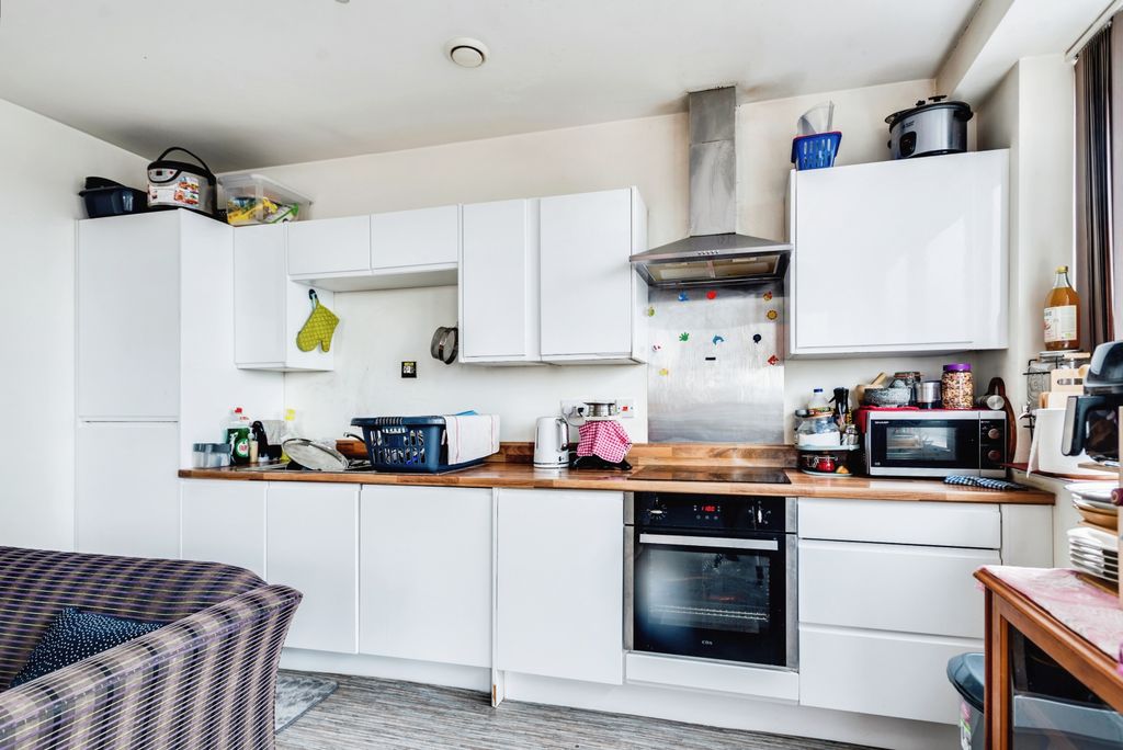 Additional image 6 of 2 bed flat for saleFarnsby Street, Swindon, Wiltshire SN1