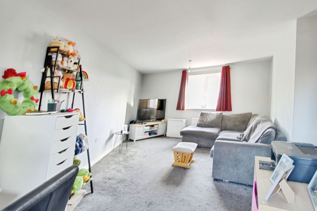 2 bed flat for saleBates Way, Moredon SN2 photo 2
