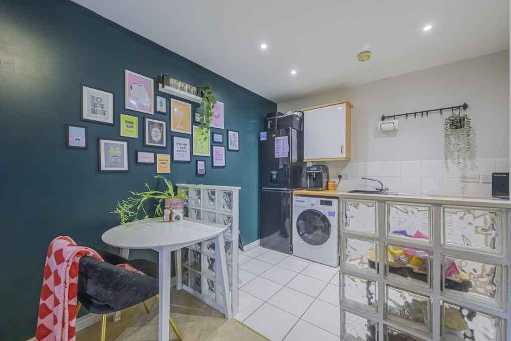 2 bed flat for saleCallington Road, Swindon SN25 photo 2